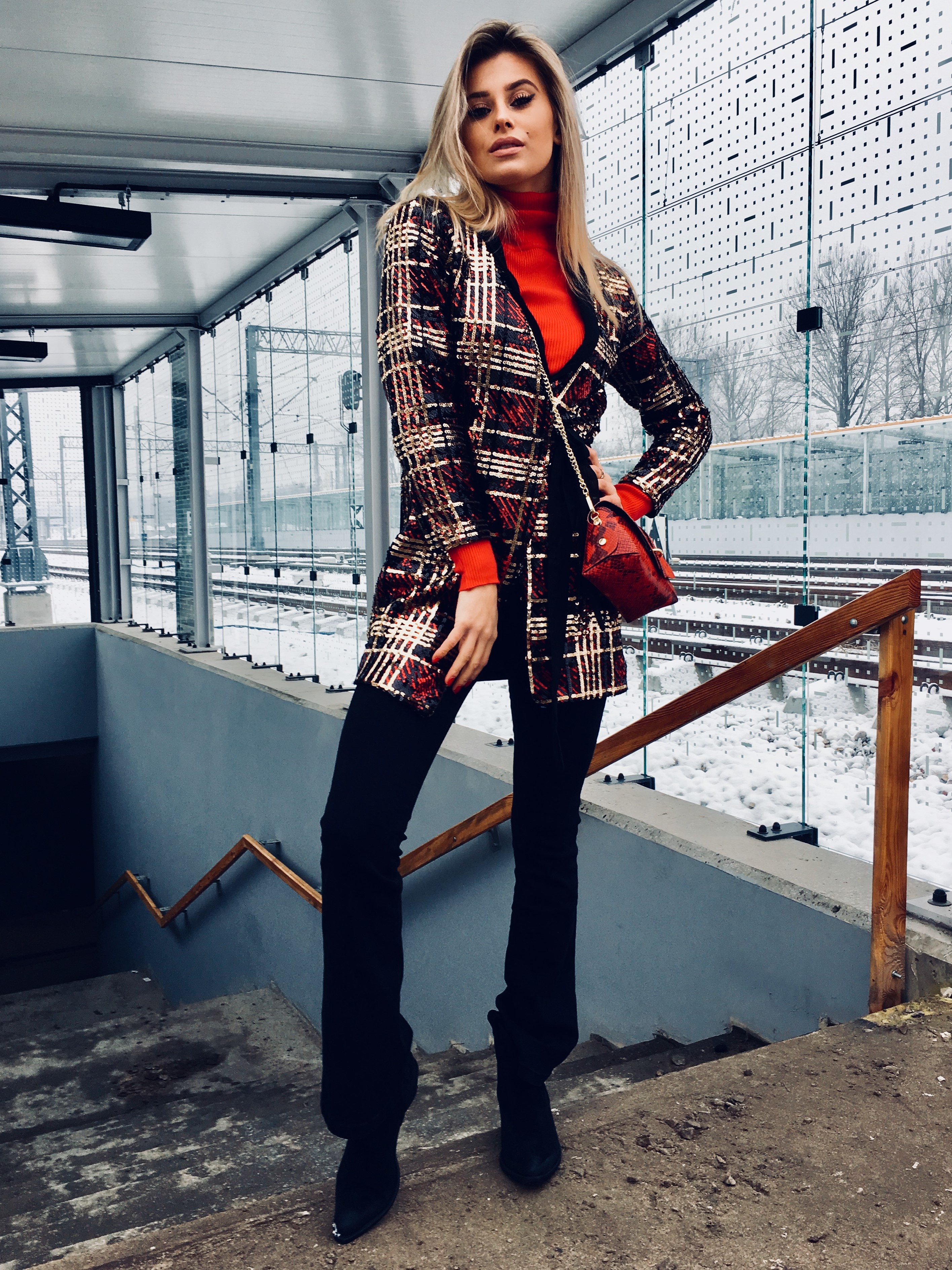 spodnie czarne dzwony kowbojki golf czerwony marynarka cekiny krata torebka mini czerwona snake pattern  wąż