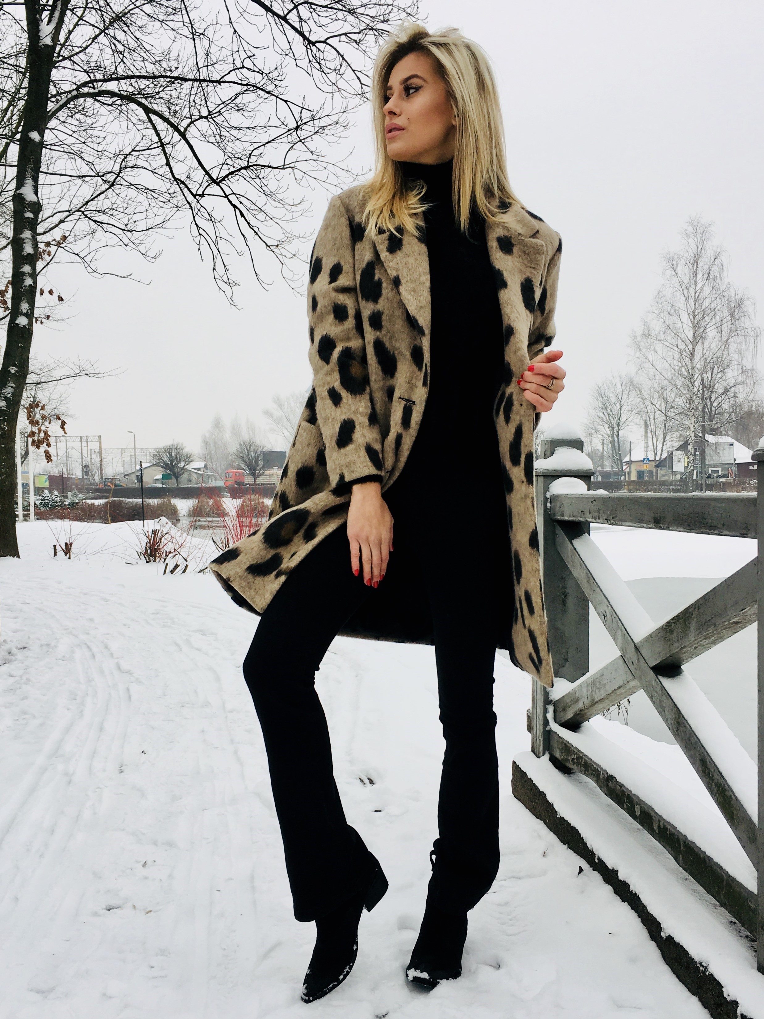 spodnie dzwony czarne kowbojki golf płaszcz jasny panterka leopard print